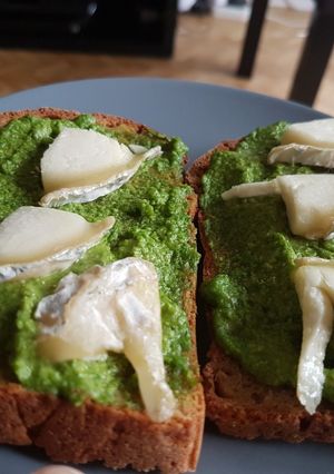 Une photo de Tartine pesto fanes de radis et chèvre