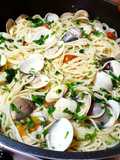 Spaghetti cu vongole și roșii cherry