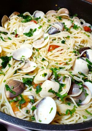 O poză a rețetei Spaghetti cu vongole și roșii cherry.
