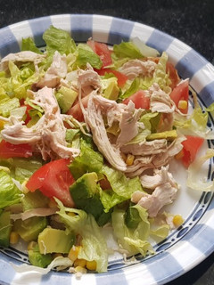 Una foto de Ensalada de pollo y lechuga