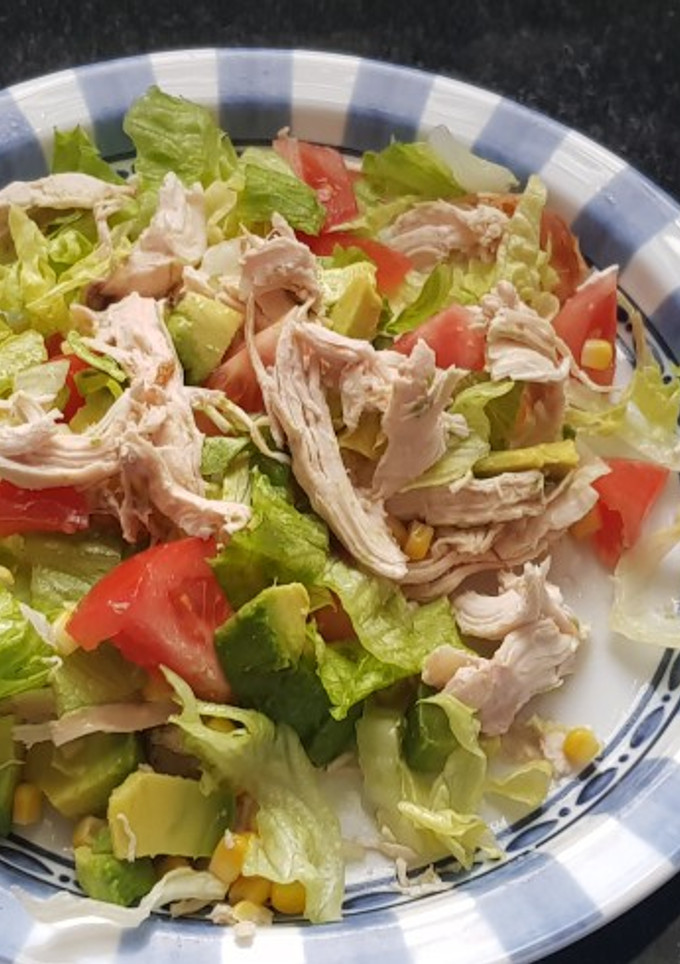 Una foto de Ensalada de pollo y lechuga