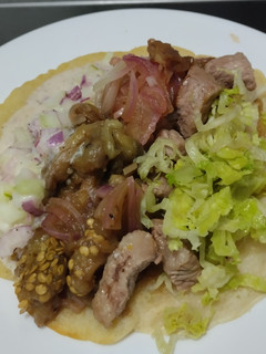 Una foto de Wrap🌯de berenjenas tatemadas🌮, carne de cerdo🍖 y aderezo de yogur🍆🥙🥩