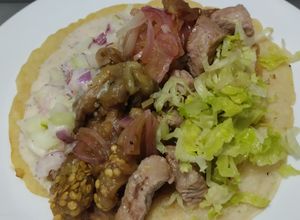 Una foto de Wrap🌯de berenjenas tatemadas🌮, carne de cerdo🍖 y aderezo de yogur🍆🥙🥩