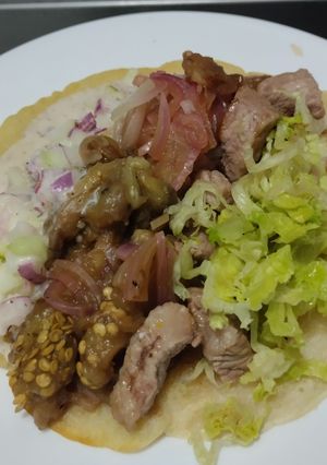 Una foto de Wrap🌯de berenjenas tatemadas🌮, carne de cerdo🍖 y aderezo de yogur🍆🥙🥩