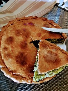 Una foto de Empanada de espelta integral rellena de kale, brócoli y mozzarella