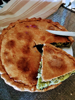Una foto de Empanada de espelta integral rellena de kale, brócoli y mozzarella