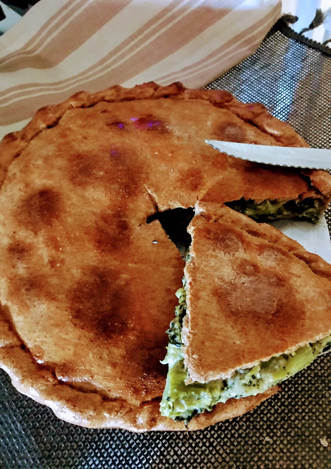 Una foto de Empanada de espelta integral rellena de kale, brócoli y mozzarella