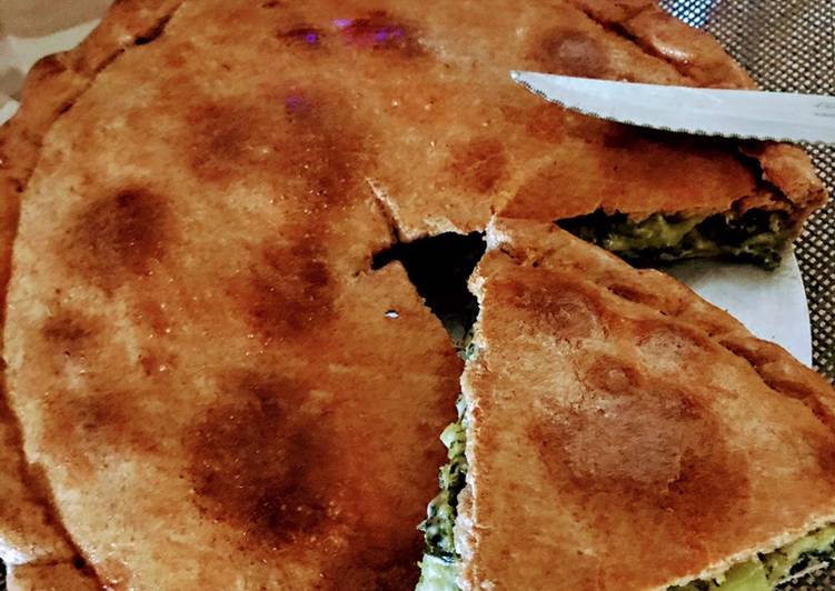 Empanada de espelta integral rellena de kale, brócoli y mozzarella