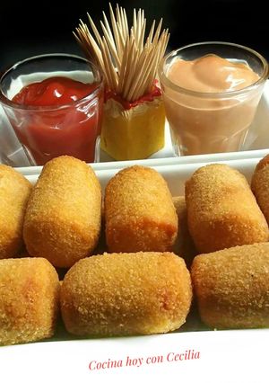 Foto principal de Aperitivo de salchichas rellenas con queso, rebozadas