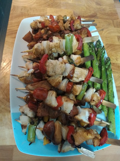 Una foto de Mix brochetas de pollo
