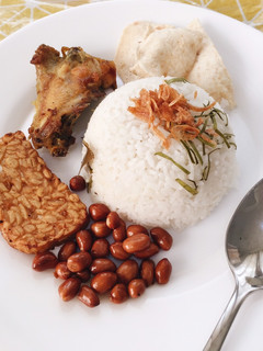 Foto resep Nasi Gurih Daun Jeruk #berburucelemekemas #resolusi2019