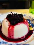 พานาคอตต้าน้ำเต้าหู้ผสมกรีกโยเกิร์ต ราดแยมมัลเบอร์รี่🍮🫘🍓