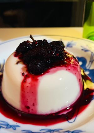 รูปของ พานาคอตต้าน้ำเต้าหู้ผสมกรีกโยเกิร์ต ราดแยมมัลเบอร์รี่🍮🫘🍓