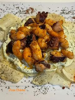 Una foto de Papas Arrieras con Langostinos y Pulpo