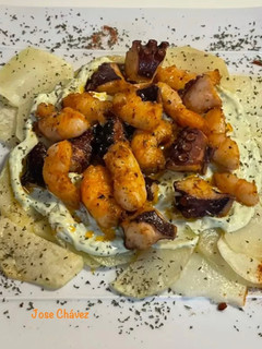 Una foto de Papas Arrieras con Langostinos y Pulpo