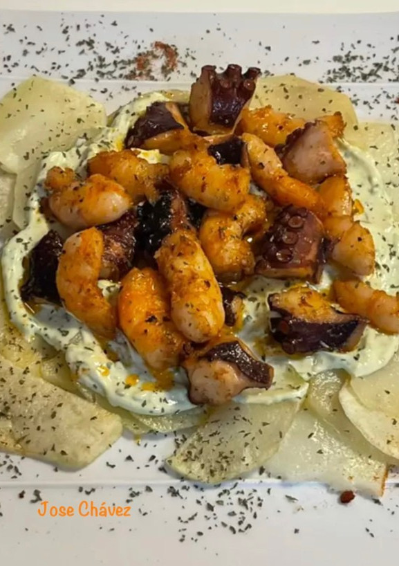 Una foto de Papas Arrieras con Langostinos y Pulpo