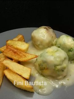 Una foto de Albóndigas de pollo y brócoli