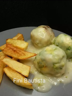 Una foto de Albóndigas de pollo y brócoli