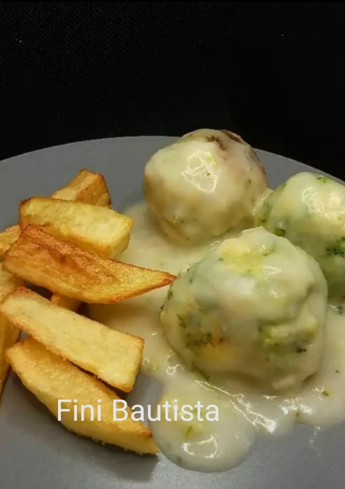 Una foto de Albóndigas de pollo y brócoli