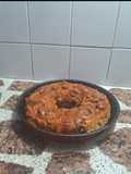 Budín de pan y ciruelas pasas decorado con dulce de leche