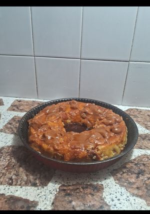 Una foto de Budín de pan y ciruelas pasas decorado con dulce de leche
