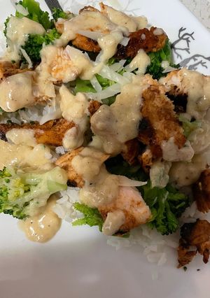 A picture of Chicken & broccoli with creamy garlic Parmesan sauce.
