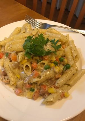 صورة لوصفة باستا بصلصه البيضاء والخضار 🌽😋