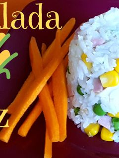 Una foto de Ensalada de arroz con atún, ligera y riquísima