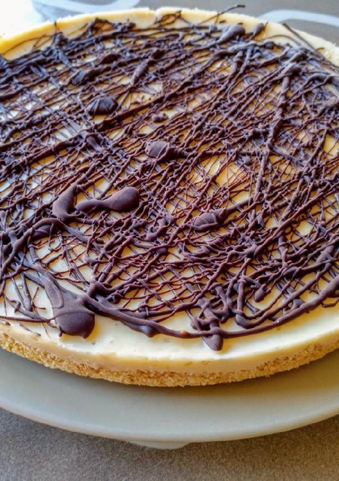 Una foto de Tarta de crema pastelera con base de galleta🥧