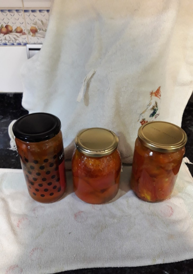 Una foto de Tomates en conserva de aceite de oliva