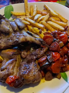 Una foto de Codornices con zanahoria en salsa de vino tinto y tomates cherry