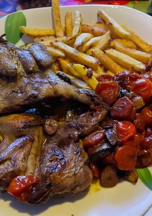 Una foto de Codornices con zanahoria en salsa de vino tinto y tomates cherry