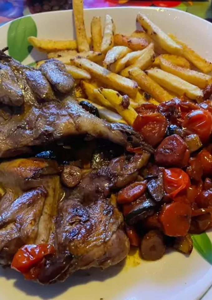 Una foto de Codornices con zanahoria en salsa de vino tinto y tomates cherry