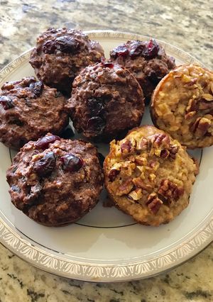 Una foto de Panecitos saludables de avena sabor manzana y sabor chocolate