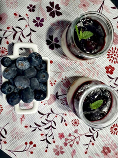 Una foto de Crema de chocolate blanco con muffins y salsa de arándanos