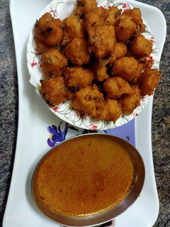 கிரிஸ்பி ரைஸ் போன்டா (Crispy rice bonda recipe in tamil) செய்முறை முக்கிய புகைப்படம்