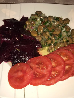 Una foto de Ensalada de habas, betarraga y tomate