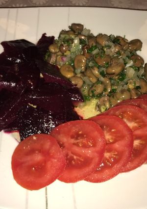Una foto de Ensalada de habas, betarraga y tomate