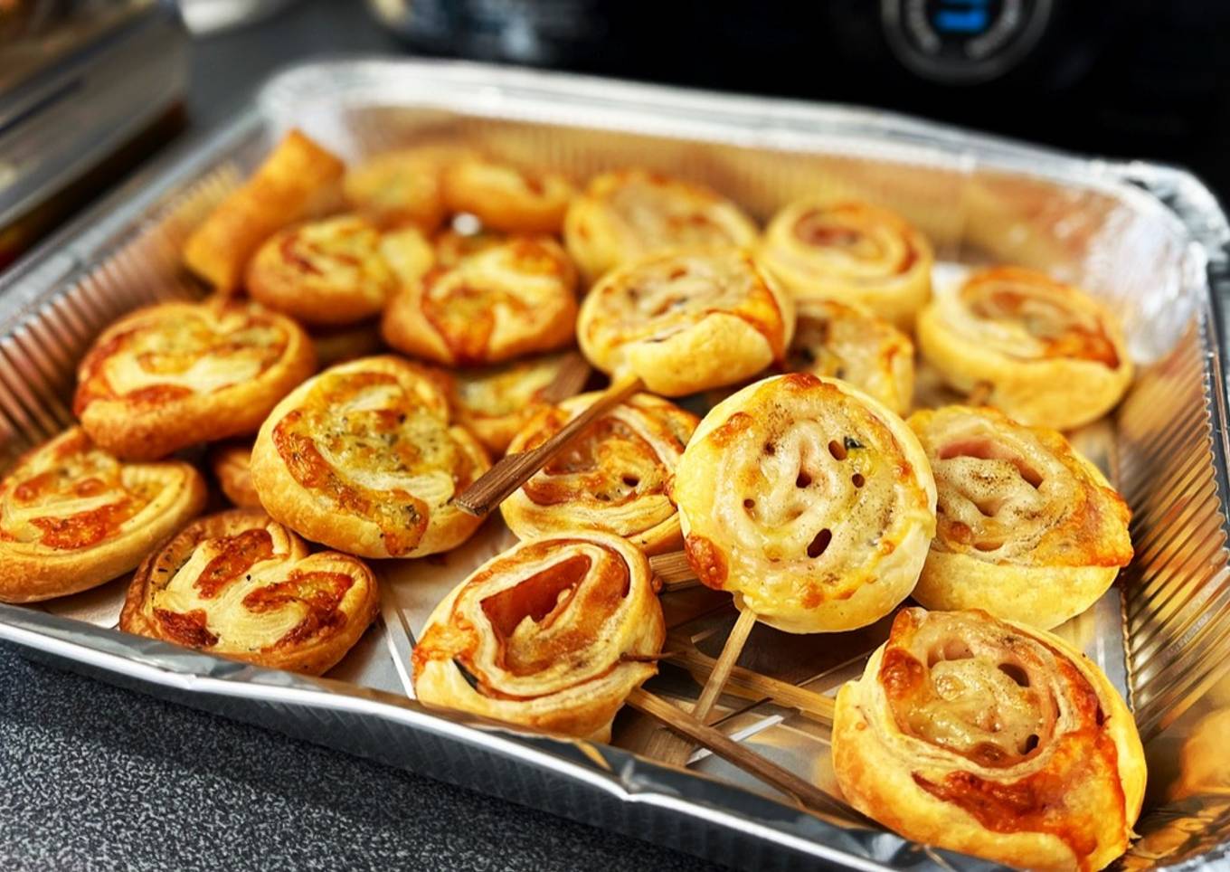 Piruletas y palmeritas de hojaldre para aperitivo