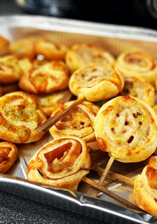 Una foto de Piruletas y palmeritas de hojaldre para aperitivo