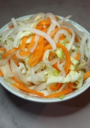 Una foto de Ensalada de nabo, zanahoria y repollo... en mandolina