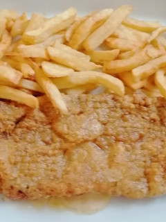 Una foto de Cachopo con patatas