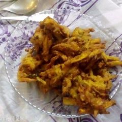 A picture of Aloo onion pakora.