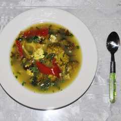 Una foto de Sopa dietética, sopa de brócoli, apio, pimentón, cebolla en rama. Sopa hipocalórica (baja en calorías) para dietas y para prevenir la retención de líquidos. ¡Fácil y rápida!