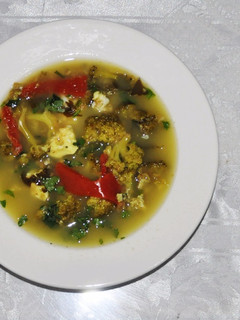 Una foto de Sopa dietética, sopa de brócoli, apio, pimentón, cebolla en rama. Sopa hipocalórica (baja en calorías) para dietas y para prevenir la retención de líquidos. ¡Fácil y rápida!