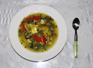 Una foto de Sopa dietética, sopa de brócoli, apio, pimentón, cebolla en rama. Sopa hipocalórica (baja en calorías) para dietas y para prevenir la retención de líquidos. ¡Fácil y rápida!