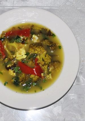Una foto de Sopa dietética, sopa de brócoli, apio, pimentón, cebolla en rama. Sopa hipocalórica (baja en calorías) para dietas y para prevenir la retención de líquidos. ¡Fácil y rápida!
