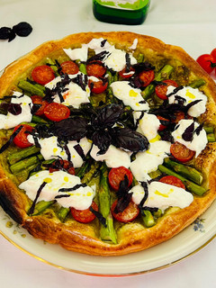 Una foto de Como una pizza, tarta de espárragos, burrata y tomates