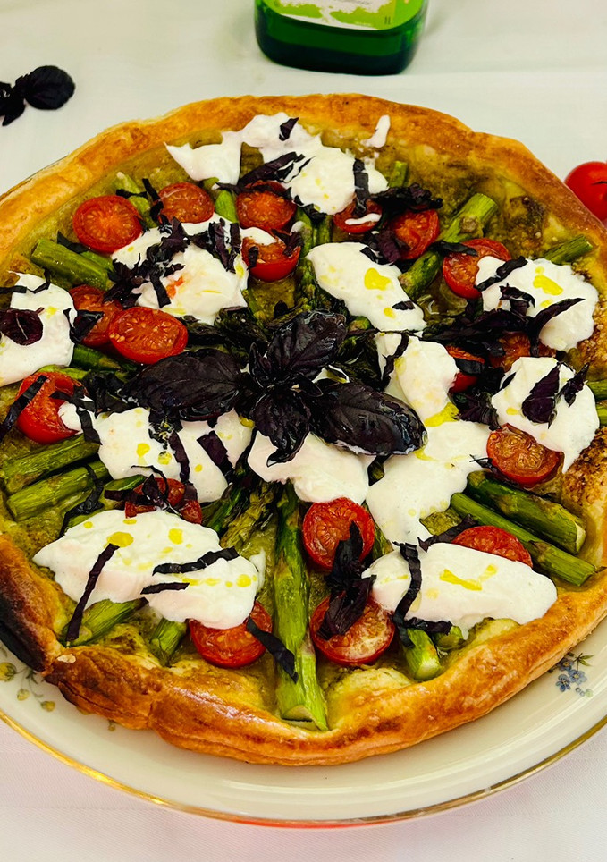 Una foto de Como una pizza, tarta de espárragos, burrata y tomates