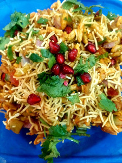 મુંબઈ ભેળ (Mumbai Bhel Recipe In Gujarati) રેસીપી મુખ્ય ફોટો
